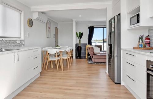 Sunshine House | New Property Seabreeze Bungalow - Lakeview Sunset Delight at Sunshine on Lake Macquarie