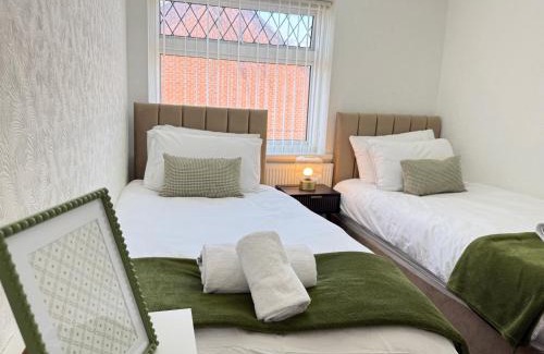 Newark House | NEW refurbished Luxurious home with great transport links