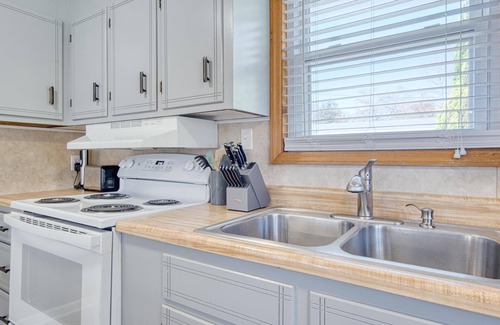 Belspring Cabin | New River 3BR - Fishing, Kayaking, Hot tub, VT Game Weekends