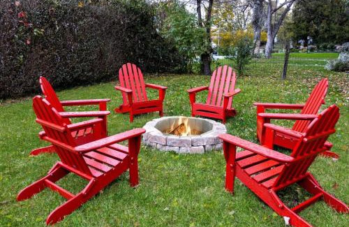 Summerlee House | New River Gorge Cottage w Hot Tub, Fire Pit, Grill