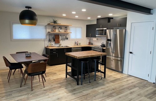 Mossyrock House | New Romantic vacation home by lakes w/hot tub.