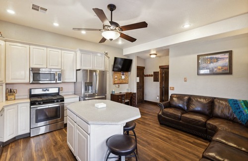 Colorado City Apartment | NEW! Room 11 - The Cottage by Zion Cliff Lodge