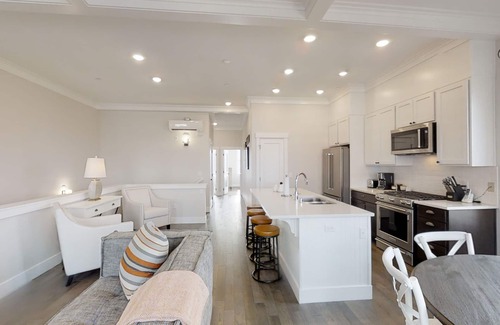Seabrook House | *New* Seafaring Retreat, ocean view, dog-friendly!