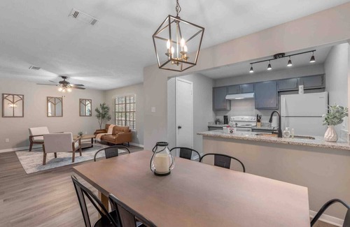 Southwood Valley House | New! Simplistic Getaway - 3 miles to campus!