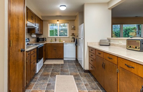 Oak Grove House | New Soaking Pool! Hot Tub and Ping Pong! Cozy 3 bedroom home.
