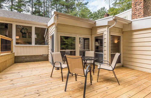 Creedmoor House | New! Spacious 5-bedroom house, Great deck, Pool, Close to Attractions