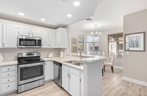 Central Scottsdale Condo | New Spectacular Luxury Condo !