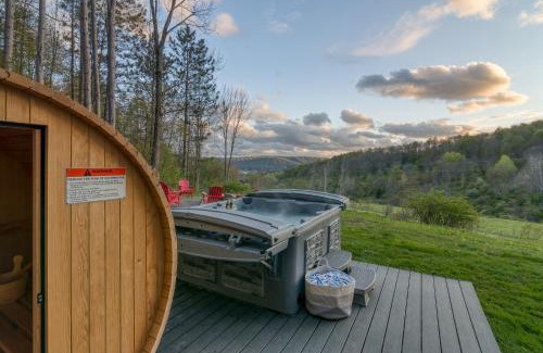 Ellicottville Ski Chalet | New & Stunning Chalet! Reno'd, Hot-Tub, Barrel Sauna, Slope Views, Fire Pit