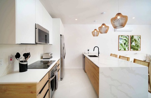 Gibbes Apartment | New Stylish 3BR, Walk to Beach! Pool