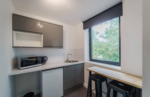 Derby Apartment | New Stylish King Room I Deluxe Studio App