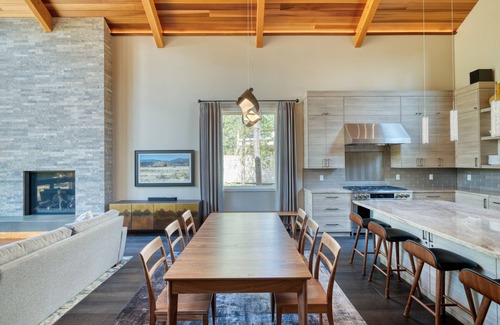 Sunriver House | New! Sunriver Luxury Lodge, SHARC, Hot Tub, King Suites, EV, Ft Rock Park