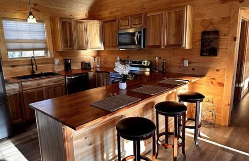 Jonesborough Cabin | NEW- Sunset Bliss, cozy 1 bedroom, 1 loft cabin in the heart of Jonesborough