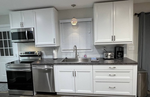 Mentor-on-the-Lake House | NEW, Super Comfortable Ranch!