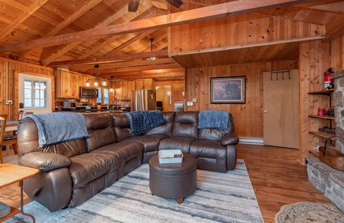 Sky Valley House | New! The Breakaway: Lake Access, Dogs Welcome, Hot Tub, Fireplace!
