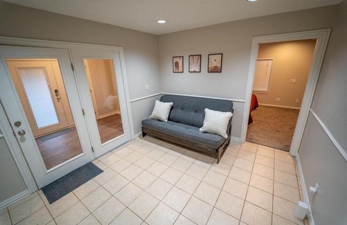 Chickasha House | NEW The Drover by USAO - King Bed - SmartTV - Quiet Street!