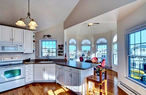 South Beach Haven House | New to Rentals, Pet Friendly w/Ocean Views, 5 Decks. Steps to Beach!