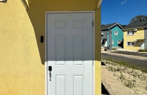 St.Bran's Burg House | New Townhome close to Everything (Airport, Hip Strip, and Activities)