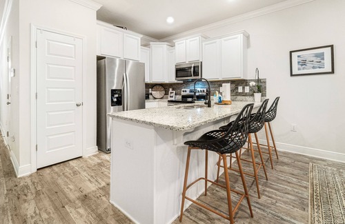 South Pensacola House | New townhome with great location, shared pool, WiFi, W/D, patio & grill