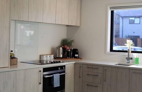 Edgeware House | New Townhouse conveniently located with a Carpark and Ev Charger