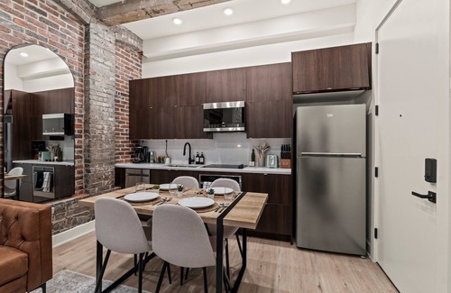 Old City Apartment | New Townhouse Sleep 4 Old City Walk to Everything!
