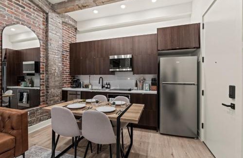 Old City Apartment | New Townhouse Sleep 4 Old City Walk to Everything!