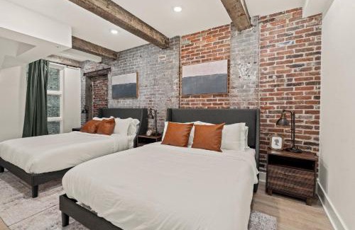 Old City Apartment | New Townhouse Sleep 4 Old City Walk to Everything!