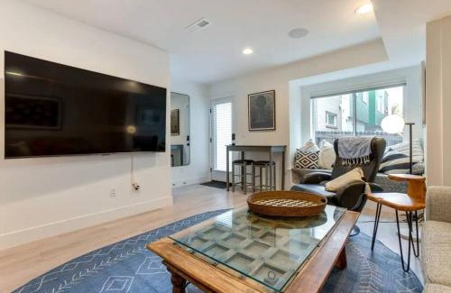 Jefferson Park Apartment | New two room apartment close to stadium and downtown on a park