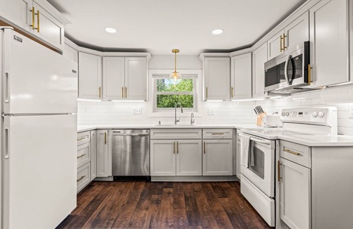 Port Washington Apartment | NEW Unique Design Fully Loaded Kitchen