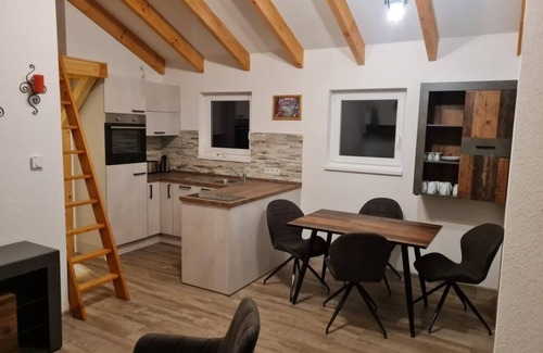 Protzel House | NEW! Vacation home by the lake