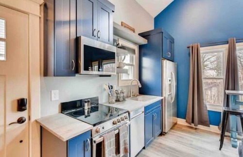 Eastwood House | New walkable home with FREE off-street parking and 2 king beds