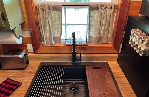 Del Rio Cabin | New! Whispering Waters Cabin on the French Broad River