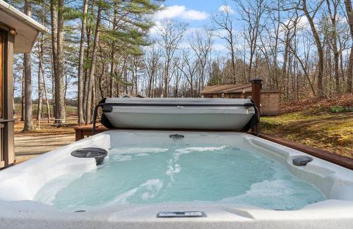 Tamworth House | NEW! Woodland Retreat - Hot tub Game Room Firepit