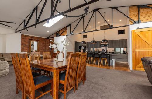 Newcastle West House | Newcastle CBD Penthouse, Spa & Entertainment
