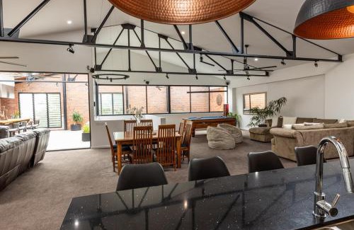 Newcastle West House | Newcastle CBD Penthouse, Spa & Entertainment