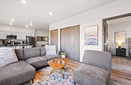 South Perry District Apartment | Newer 2 Bd 2 Bth Near Downtown and Perry District!