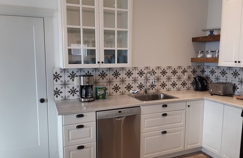 Foothills House | NEWER 2 BEDROOM WALKOUT BASEMENT SUITE WITH GREAT VIEWS. CENTRALLY LOCATED