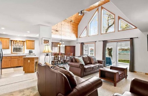 Anchorville House | Newer Cottage on the Lake, ample space for boats