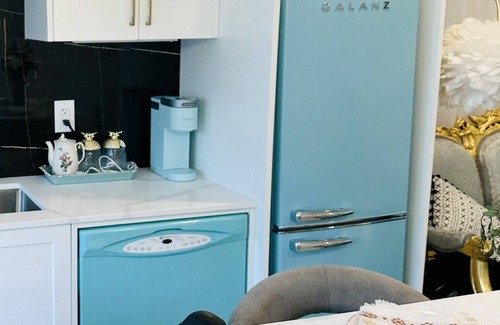 Delta House | Newer Nifty Fifties large 2 bedroom with hot tub and putting green!