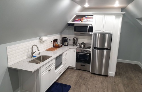 Ferndale House | NEWER Peaceful Country Blueberry Bungalow Private Stand-Alone Suite