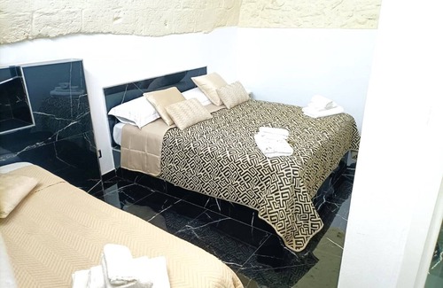 Modugno House | Newhouse rooms black & white