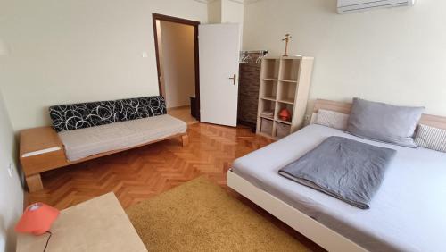 Sarvar Apartment | NewIsland Family Apartman