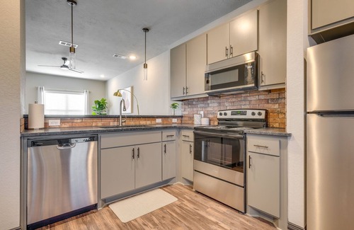 College Station Condo | Newly Built 'Corner Hideaway' 3 Mi to Texas A & M