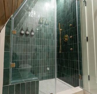 Negreet Apartment | Newly Built, Mid-Lakeside A-Frame with Hot Tub and Steam Shower