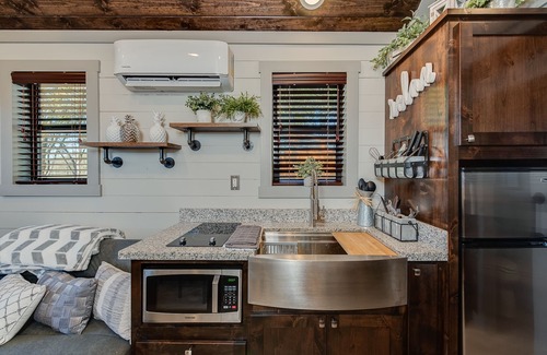Caldwell House | Newly Built Tiny House Near College Station and Round Top Area