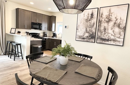 Flagstaff House | Newly Constructed 2 BR Bungalow in the Pines w/Cozy Fireplace -Central Location