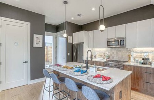 Chestnut House | Newly Constructed 2 BDRM I Work Remotely mins to DT/Airport/Top SXSW Spots!