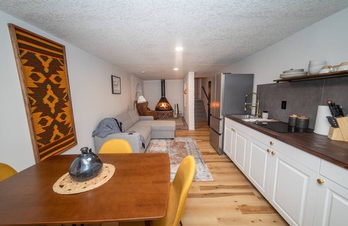 Grandview House | Newly cozy-1Bed Basement Apartment