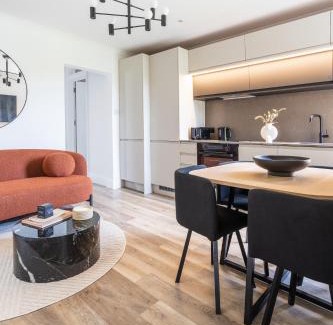Hillingdon Apartment | Newly Designed, 2br Apt, 5min from Northwood London Tube Station, NATO HQ, Ideal for Wembley, Warner Studio, Contractors