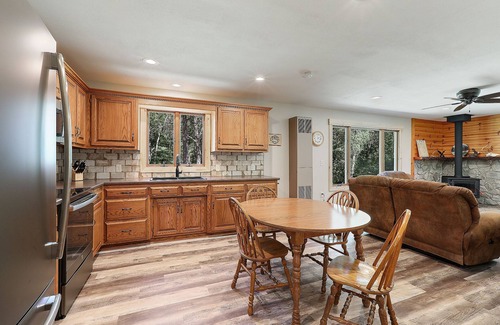 Athelstane House | NEWLY REMODELED 2 BED CABIN ON ATV/SNOWMOBILE TRAIL