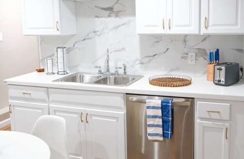 Longfellow House | Newly Remodeled cozy 1bdrm home close to Public transportation & BART